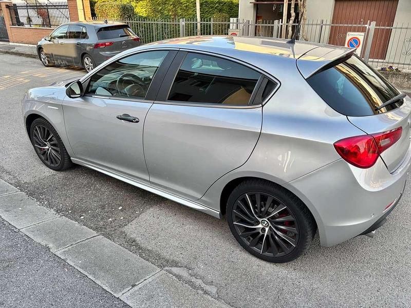 Usata Alfa Romeo Giulietta Executive 150 CV (110 kW) 2015 Argento Utilitaria