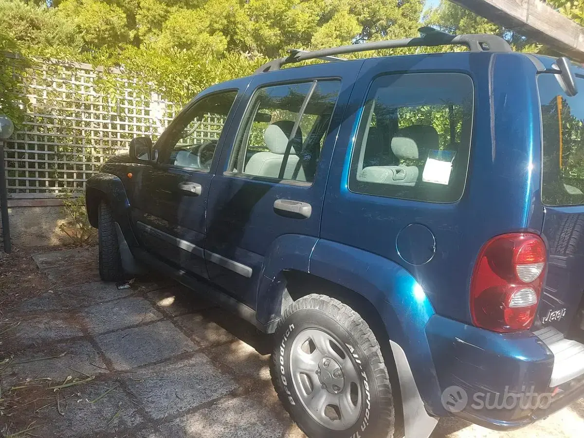 Usata Jeep Cherokee 163 CV (119 kW) 2009 Bluazzurro SUV