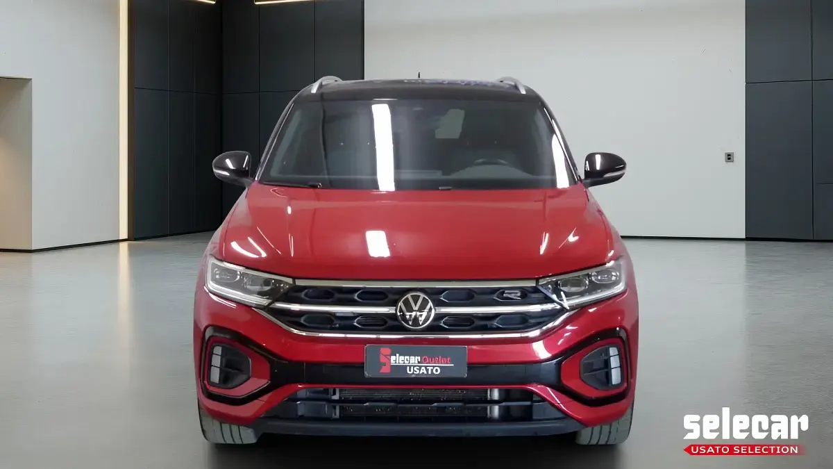 Usata VW T-Roc R-line 150 CV (110 kW) 2024 7h rosso rubino metallizzato SUV