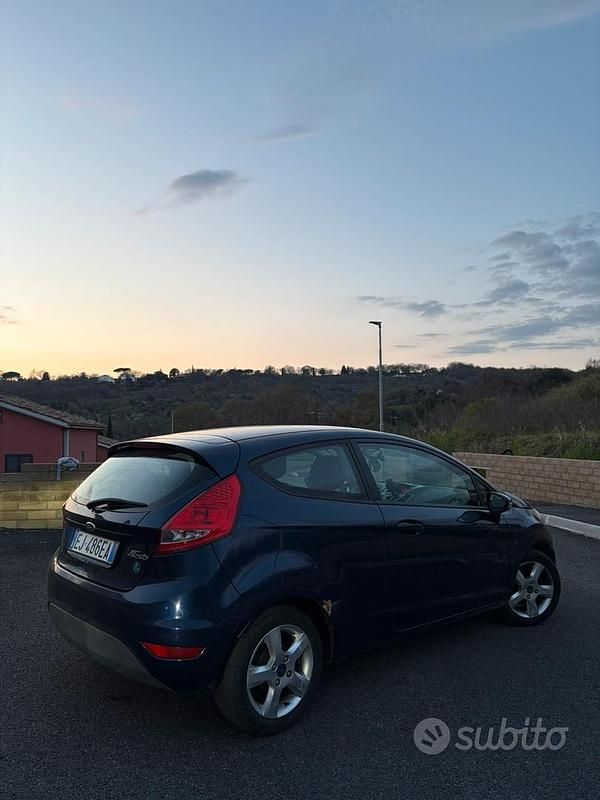 Usata Ford Fiesta 60 CV (44 kW) 2010 Blu Utilitaria