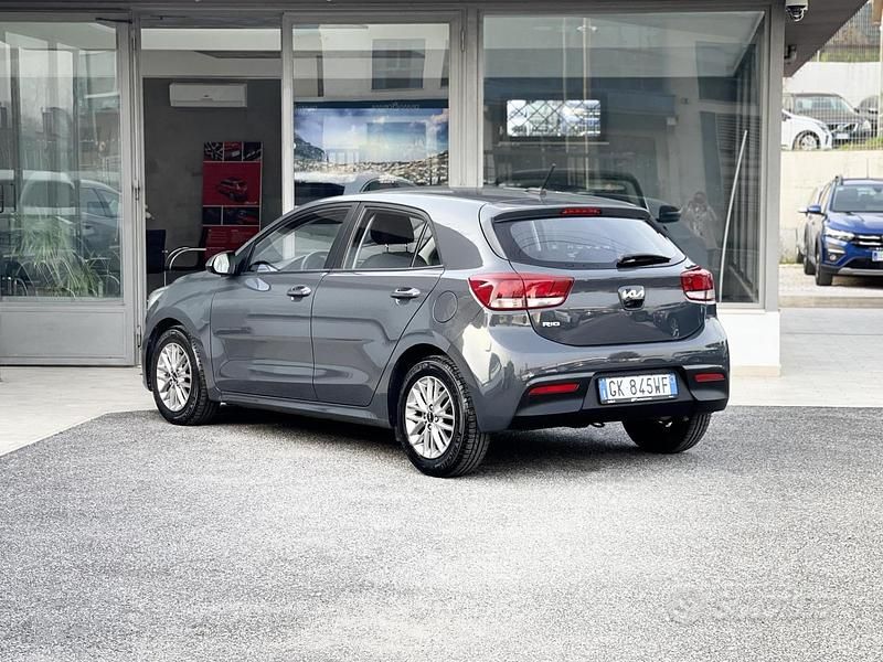 Usata Kia Rio 82 CV (60 kW) 2022 Grigio Berlina