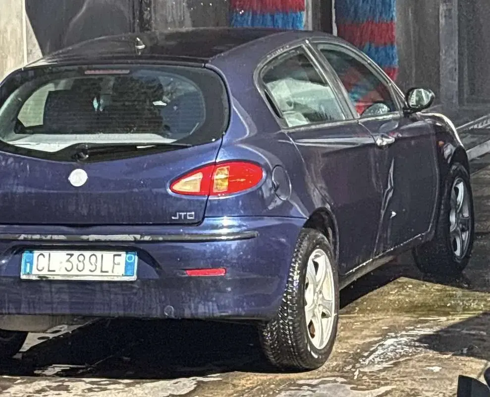 Usata Alfa Romeo 2000 Distinctive 116 CV (85 kW) 2003 Blu/azzurro Berlina