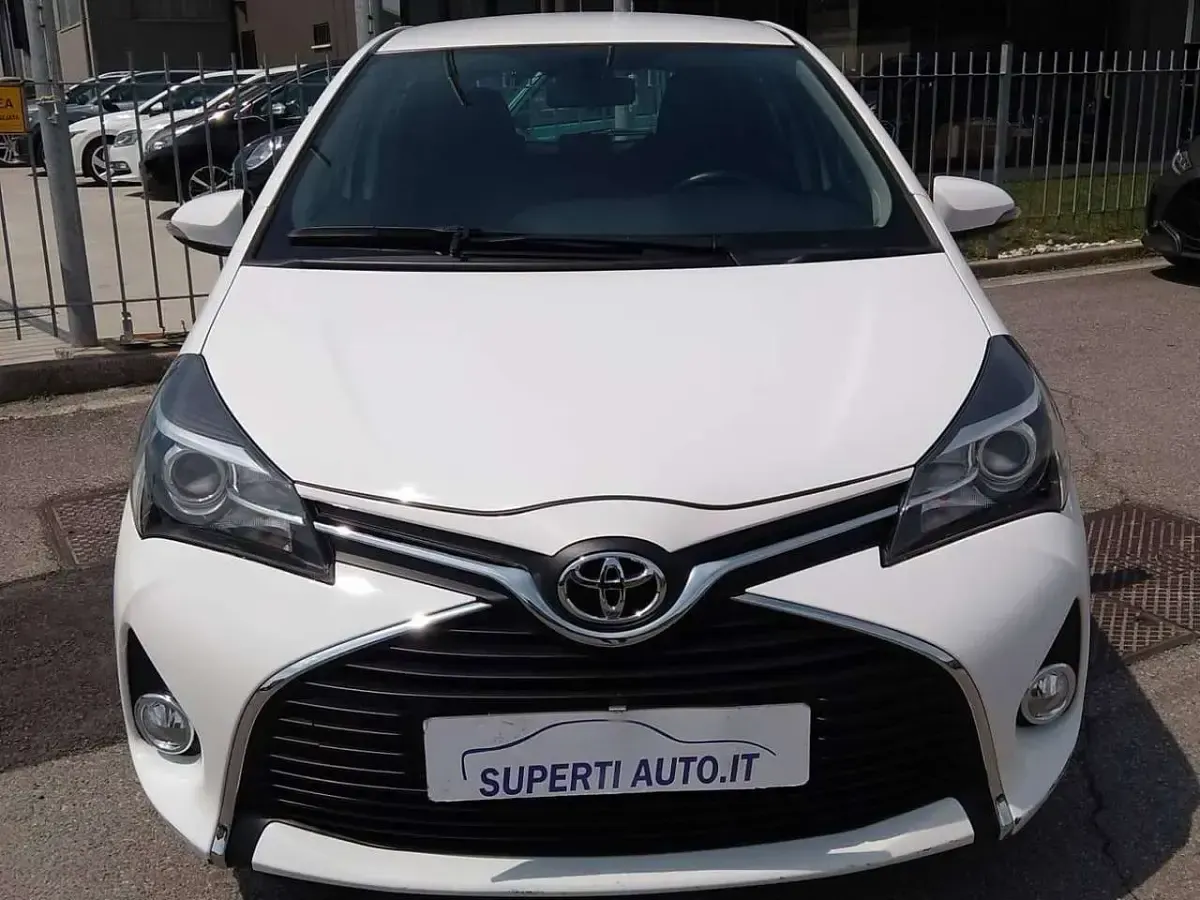 Usata Toyota Yaris Active 69 CV (50 kW) 2017 Bianco Berlina