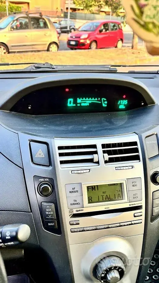 Usata Toyota Yaris 69 CV (50 kW) 2007 Grigio Utilitaria