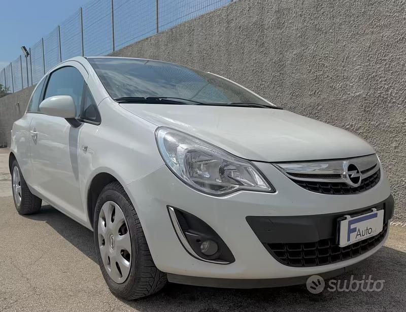 Usata Opel Corsa 75 CV (55 kW) 2011 Bianco Utilitaria