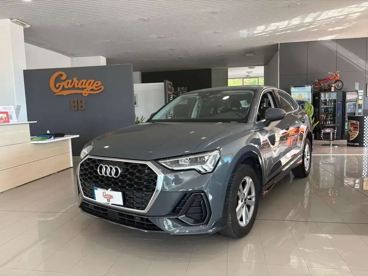 Usata Audi Q3 Ambiente 150 CV (110 kW) 2023 Grigio chronos pastello SUV