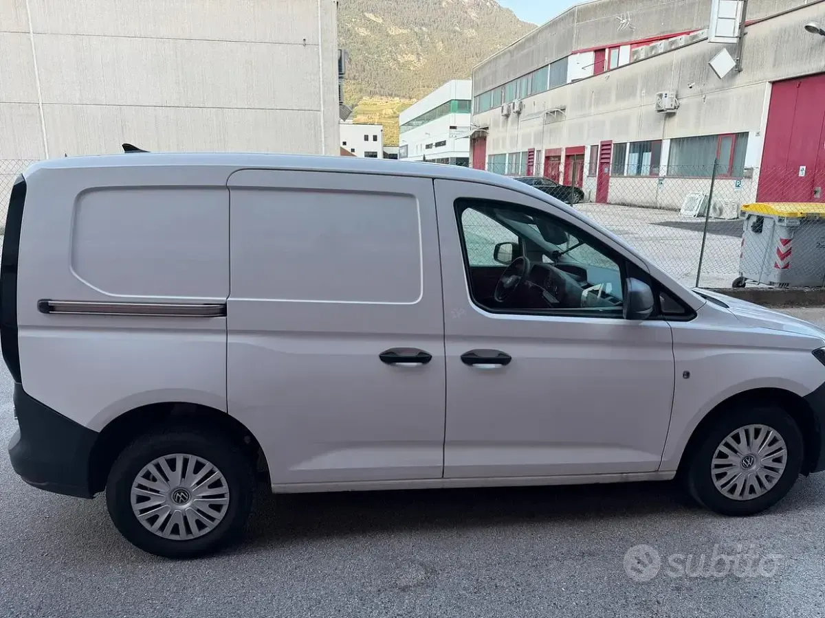 Usata VW Caddy 75 CV (55 kW) 2022 Bianco Monovolume