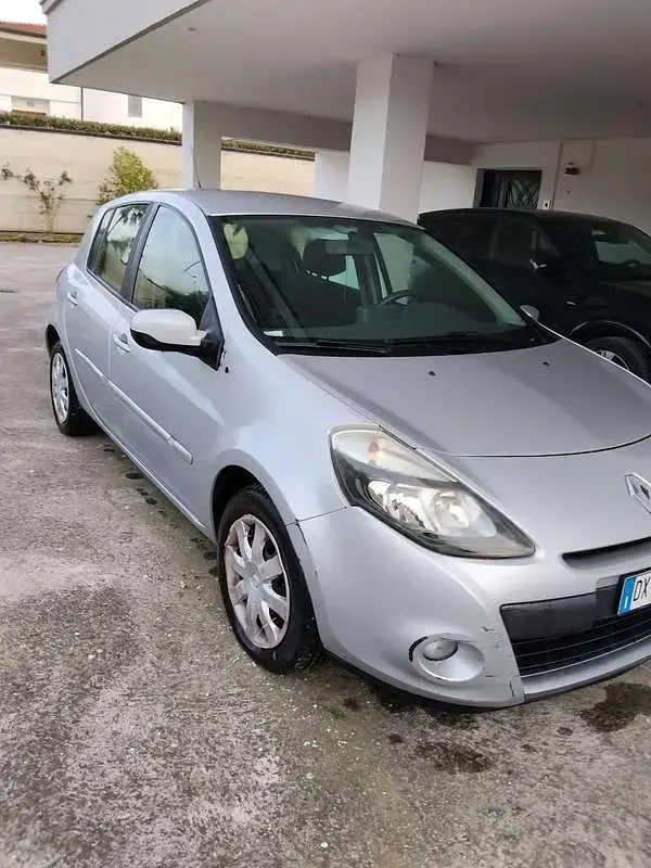 Usata Renault Clio III Dynamique 86 CV (63 kW) 2009 Berlina