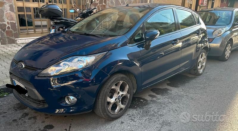 Usata Ford Fiesta 96 CV (70 kW) 2012 Blu Utilitaria