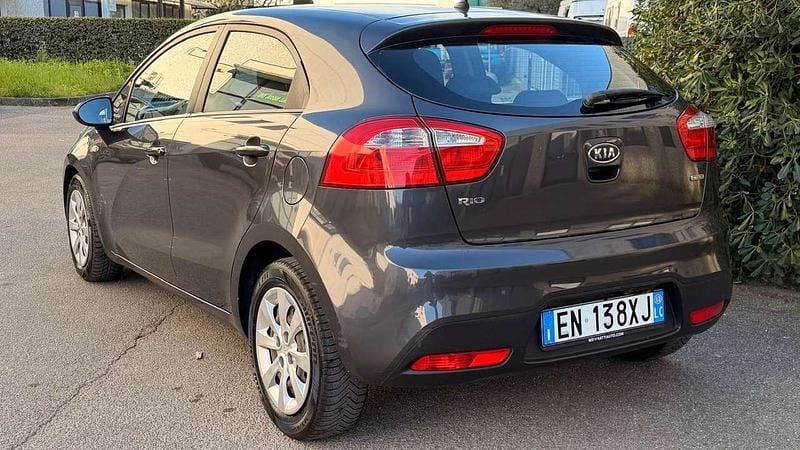 Usata Kia Rio EX 90 CV (66 kW) 2012 Grigio Berlina