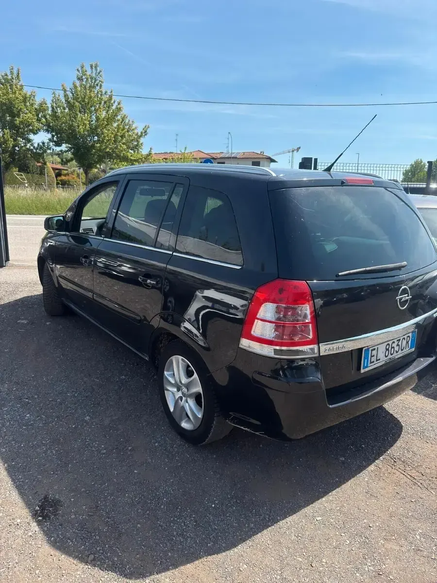Usata Opel Zafira Tourer Cosmo 110 CV (80 kW) 2011 Nero Monovolume