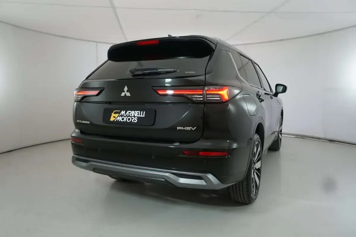 Nuova Mitsubishi Outlander P-HEV Intense 136 CV (100 kW) 2026 Black diamond SUV
