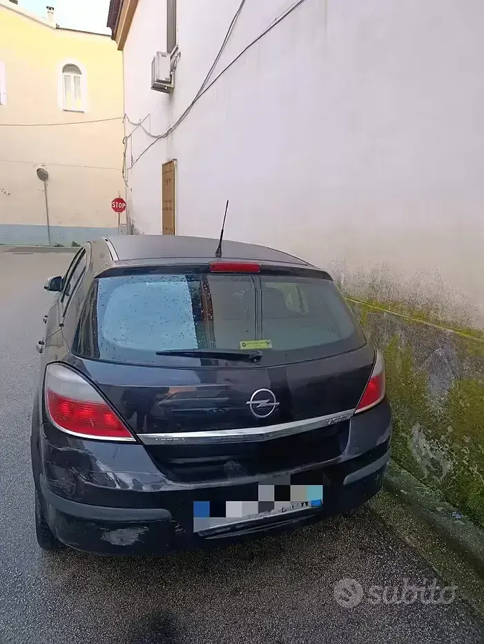 Usata Opel Astra 101 CV (74 kW) 2007 Nero Utilitaria