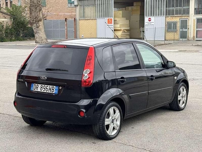 Usata Ford Fiesta Ghia 75 CV (55 kW) 2008 Nero Utilitaria