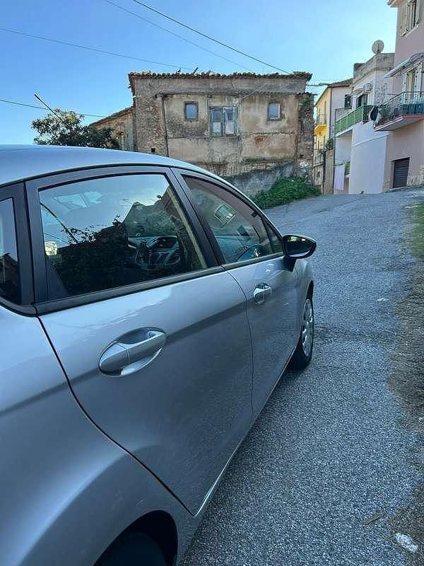 Grigio Usata 2010 Ford Fiesta Titanium Tre volumi | 4000 € (Buon prezzo) - Immagine 1/4