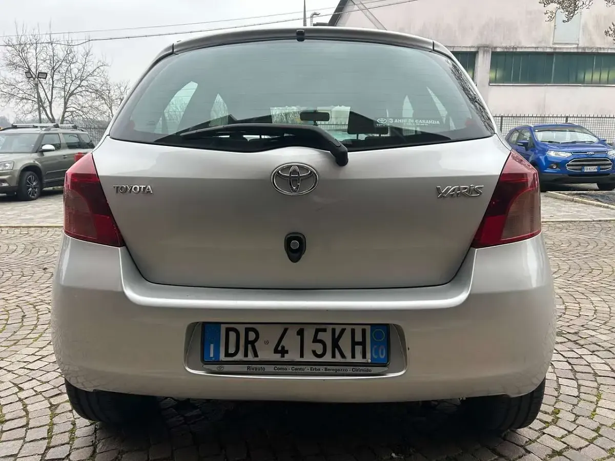 Usata Toyota Yaris Sol 69 CV (50 kW) 2008 Argento Utilitaria