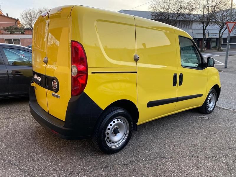 Usata Fiat Doblò 95 CV (69 kW) 2020 Giallo Monovolume