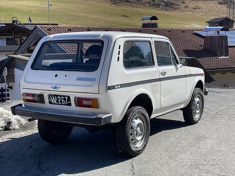 Usata Lada niva 78 CV (57 kW) 1987 Bianco SUV