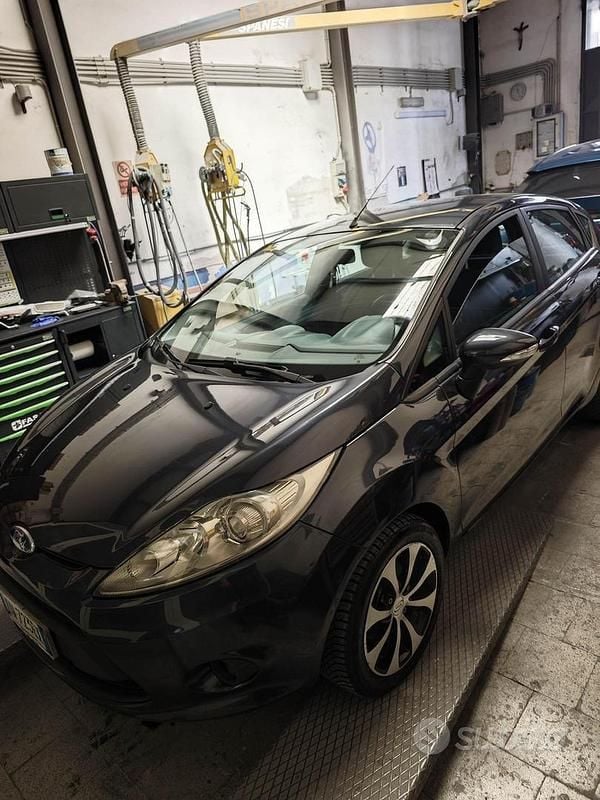 Usata Ford Fiesta 68 CV (50 kW) 2011 Marrone Utilitaria