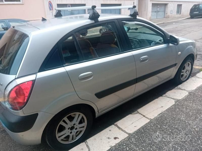 Usata Kia Rio 110 CV (80 kW) 2006 Grigio Utilitaria