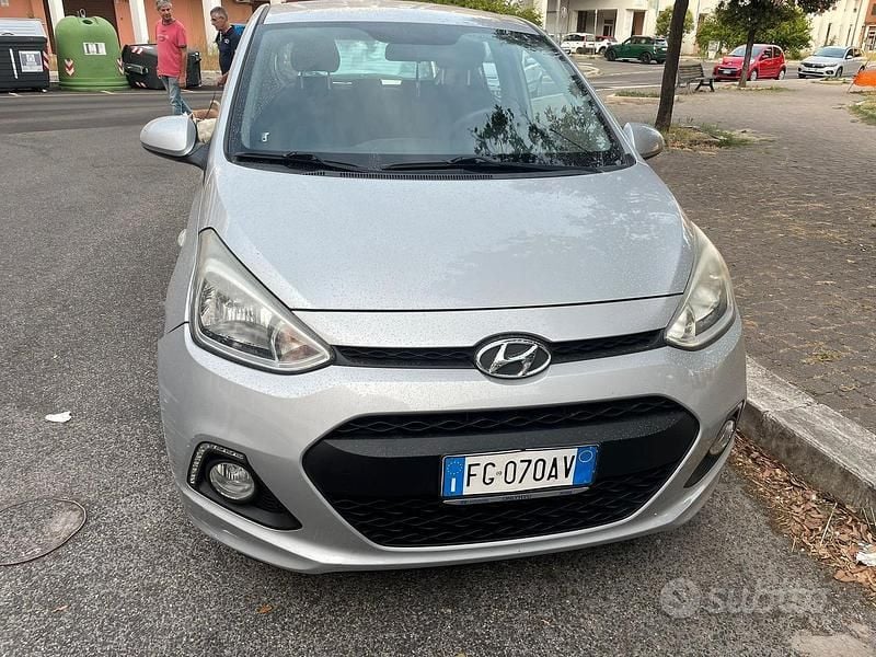 Grigio Usata 2016 Hyundai i10 Due volumi | 5900 € (Super prezzo) - Immagine 1/4