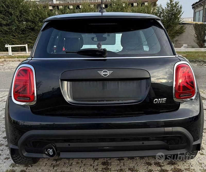 Begagnad Mini ONE 75 HK (55 kW) 2022 Svart Halvkombi