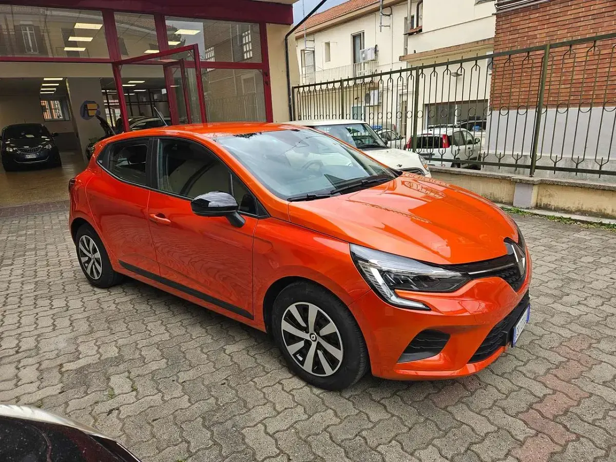 Usata Renault Clio V SE 67 CV (49 kW) 2023 Arancione Berlina