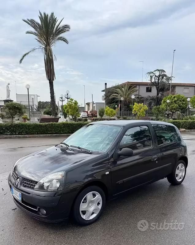 Usado Renault Clio II 82 CV (60 kW) 2003 Negro Berlina