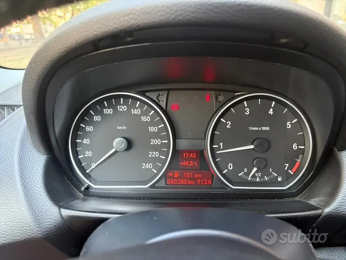 Usata BMW 116 122 CV (89 kW) 2010 Grigio Utilitaria