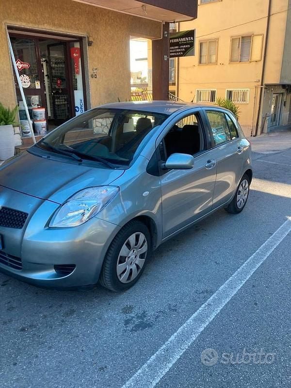 Usata Toyota Yaris Sol 87 CV (63 kW) 2006 Grigio Berlina