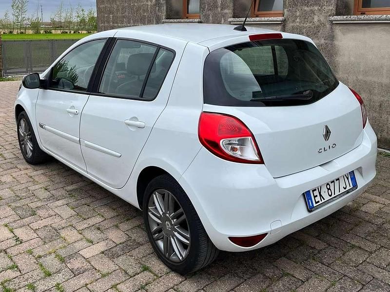 Usata Renault Clio III 75 CV (55 kW) 2011 Bianco Berlina