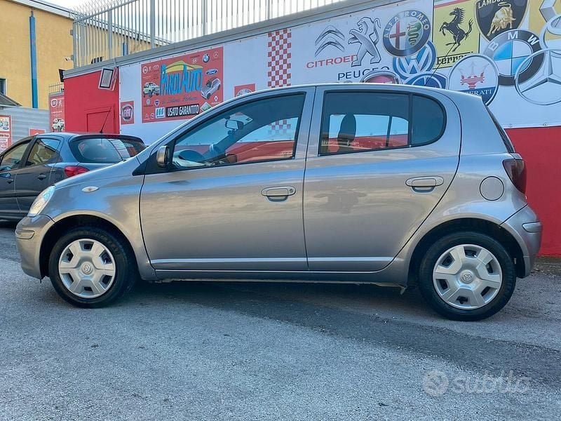 Usata Toyota Yaris 75 CV (55 kW) 2004 Grigio Berlina