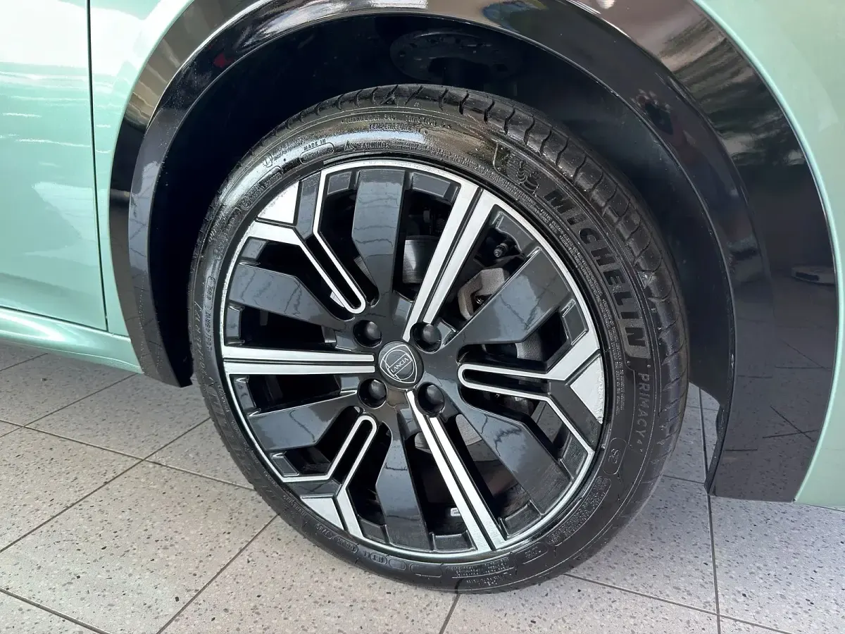 Usata Lancia Ypsilon 101 CV (74 kW) 2025 Verde oxide Utilitaria