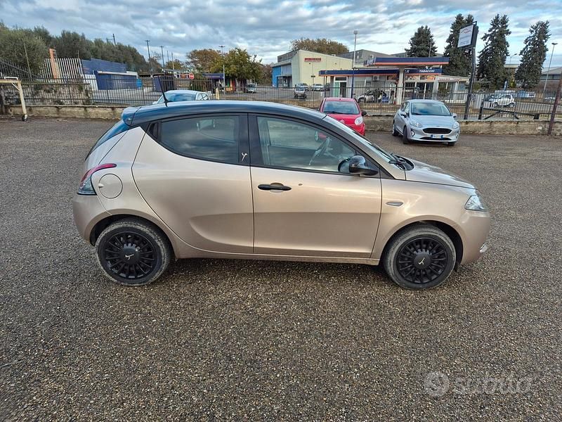 Usata Lancia Ypsilon 69 CV (50 kW) 2020 Marrone Utilitaria