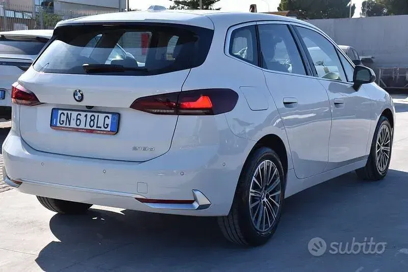 Usata BMW 218 Active Tourer Luxury Line 150 CV (110 kW) 2023 Bianco Monovolume