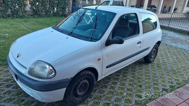 Usata Renault Clio II 58 CV (42 kW) 1998 Bianco Berlina