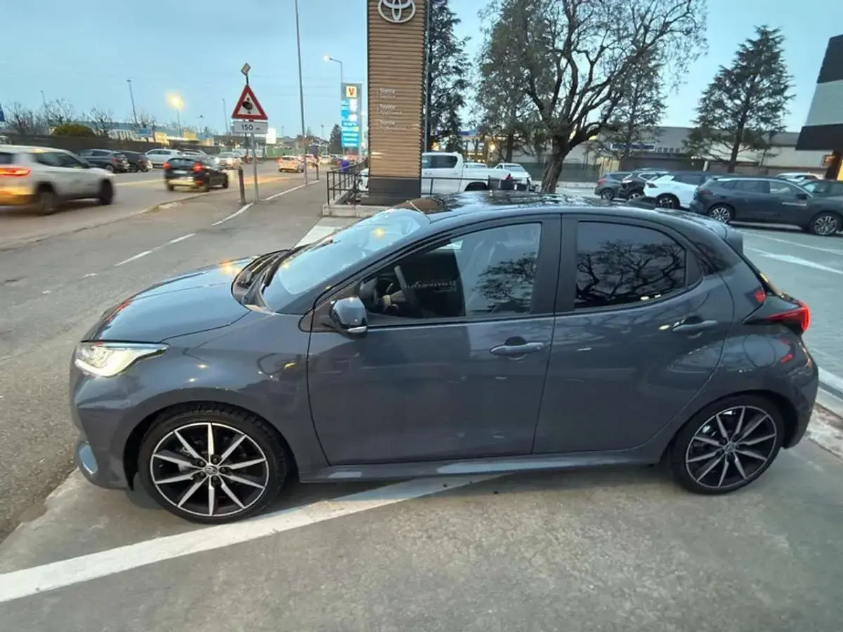 Nuova Toyota Yaris Hybrid Sport 92 CV (67 kW) 2025 Storm grey / black Berlina