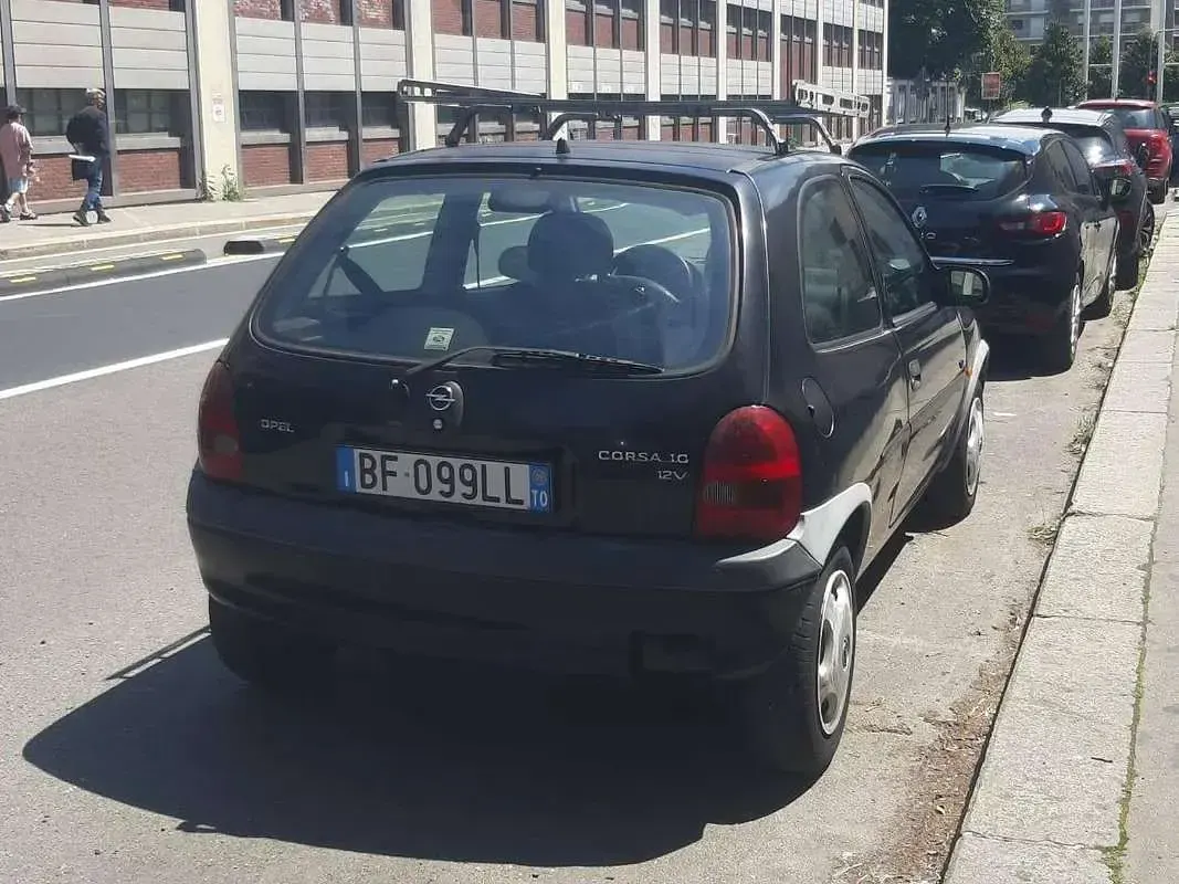 Usata Opel Corsa 54 CV (39 kW) 1999 Nero Berlina