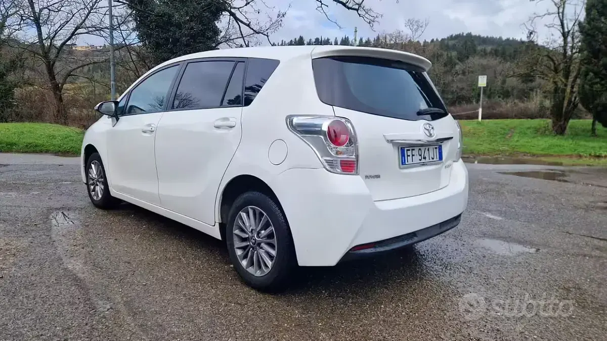 Usata Toyota Verso 132 CV (97 kW) 2016 Bianco Monovolume