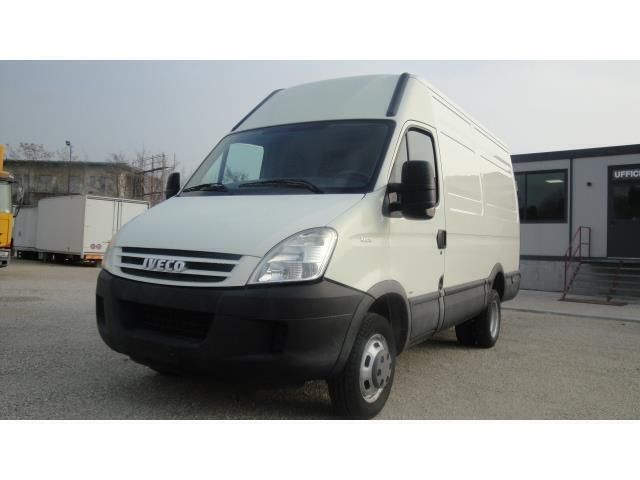 Bianco(met.) Usata 2009 Iveco Daily Tre volumi | 13.900 € (Molto cara) - Immagine 1/4