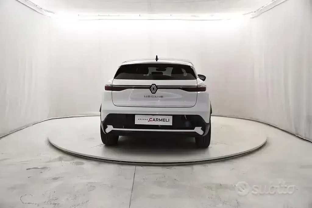 Begagnad Renault Megane E-Tech Techno 160 kW (218 HK) 2023 Vit Sedan