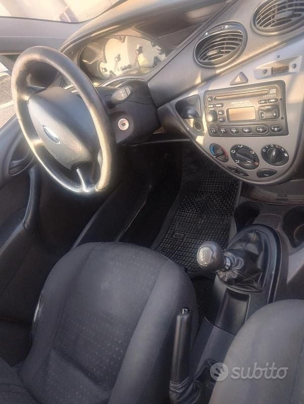 Usata Ford Focus 100 CV (73 kW) 2004 Grigio Berlina
