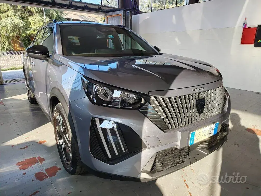 Usata Peugeot 2008 Allure 101 CV (74 kW) 2025 Grigio SUV