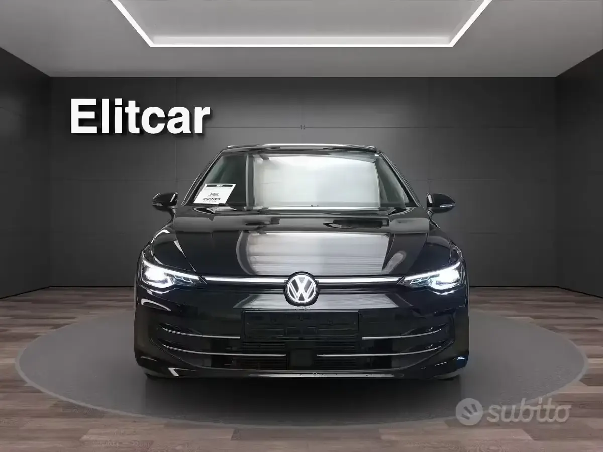Usata VW Golf VIII Life 150 CV (110 kW) 2025 Grenadill black metallizzato Berlina