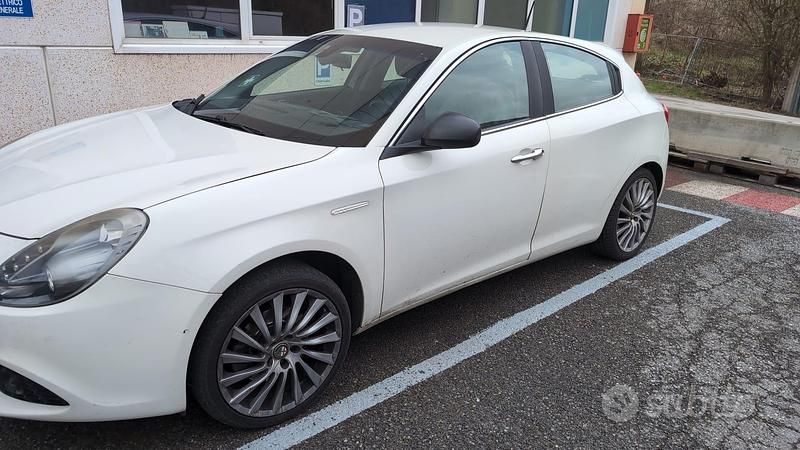 Usata Alfa Romeo Giulietta Distinctive 140 CV (102 kW) 2011 Bianco Utilitaria