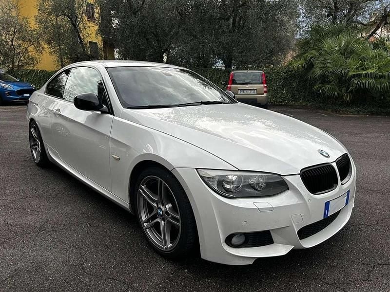 Bianco Usata 2012 BMW 320 M Sport Coupé | 15.200 € (Buon prezzo) - Immagine 1/4