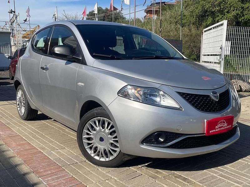 Usata Lancia Ypsilon S 95 CV (69 kW) 2018 Argento Utilitaria
