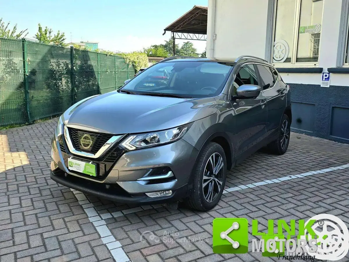 Usata Nissan Qashqai N-Connecta 131 CV (96 kW) 2017 Grigio scuro SUV
