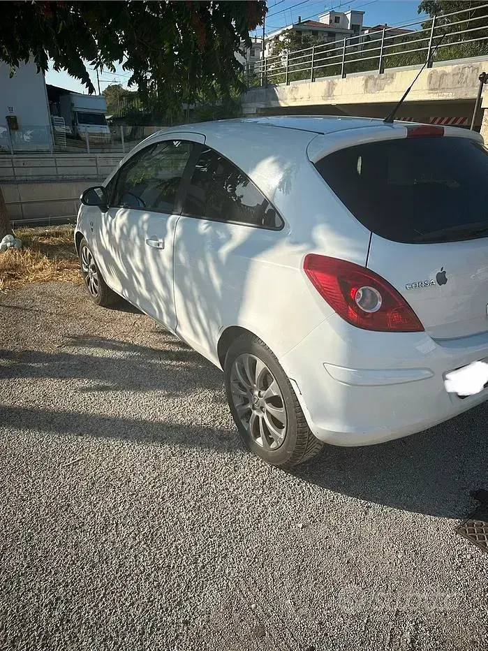 Usata Opel Corsa 75 CV (55 kW) 2010 Bianco Utilitaria