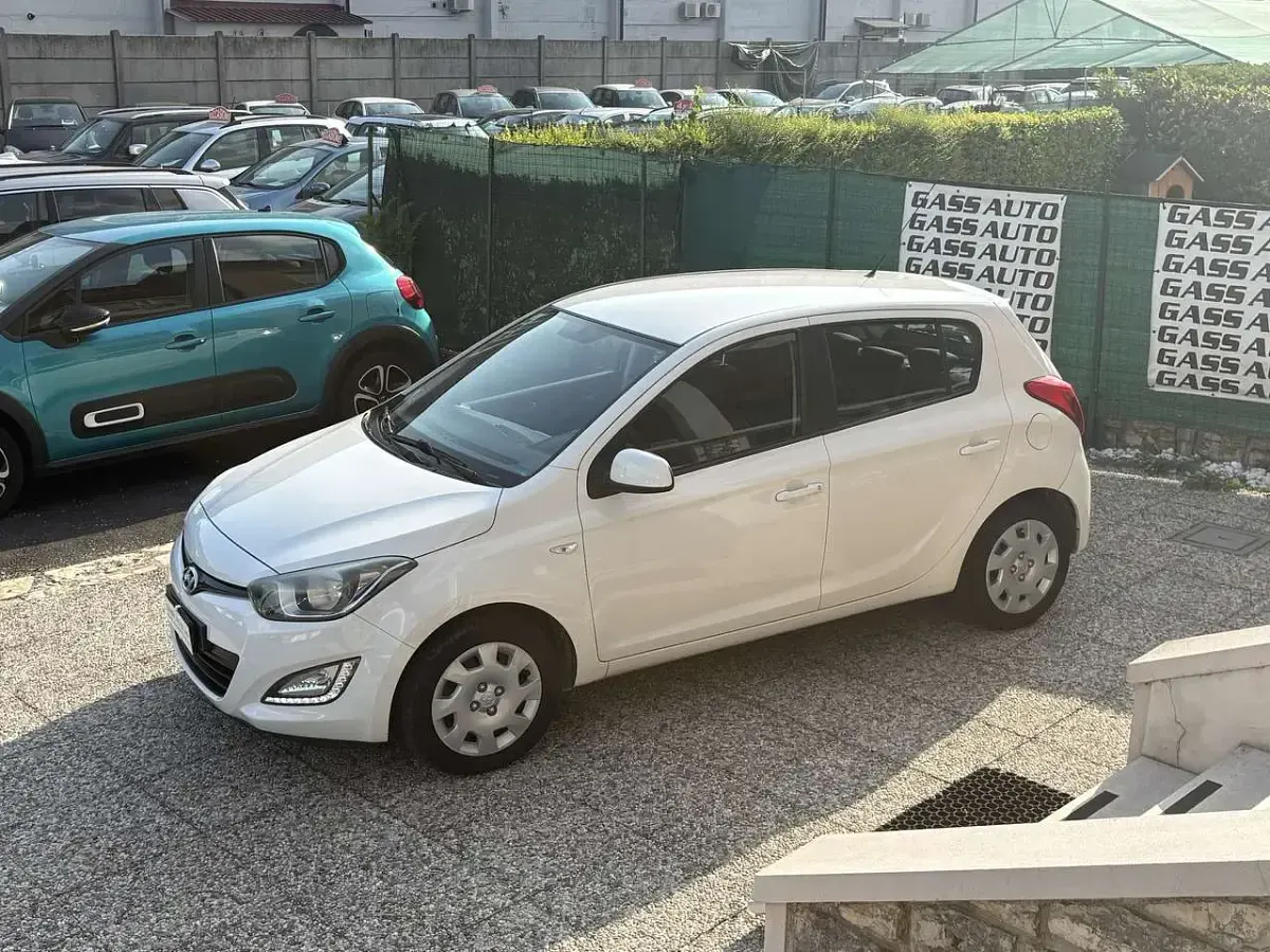 Usata Hyundai i20 Edition 84 CV (61 kW) 2013 Bianco Utilitaria